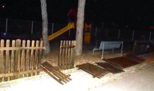 Tanques destrossades al parc infantil de Can Serra.