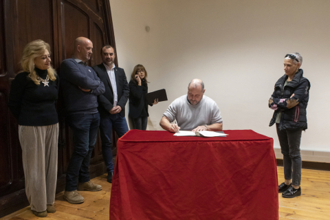 L'alcalde de Vacarisses, signant l'adhesió al Consell.  Font: Ajuntament de Terrassa