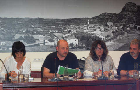 L’alcalde de Vacarisses, explicant un informe de la Diputació de Barcelona sobre el poliesportiu municipal.