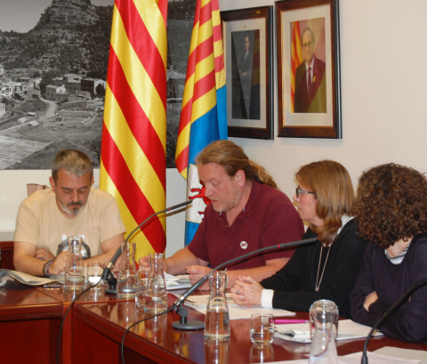 El regidor d’Esports, Pere Casas, explicant els canvis de tarifes del poliesportiu municipal.