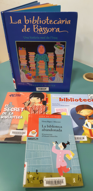 Exposició de contes sobre biblioteques.
