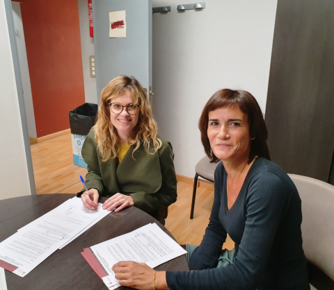 La regidora d'Acció Social i la gerent de Clínica Dental Vacarisses, signant el conveni.