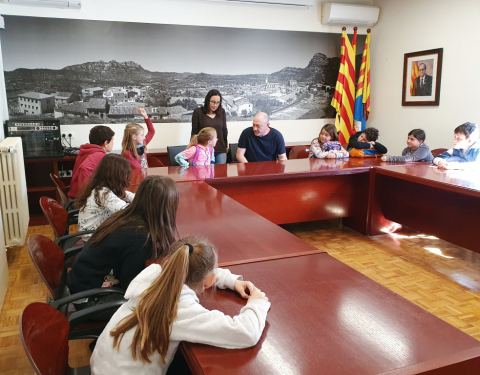 Visita de l'escola Font de l'Orpina a l'Ajuntament.