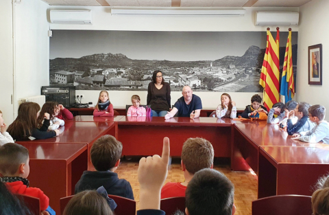Visita de l'escola Font de l'Orpina a l'Ajuntament.