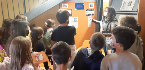 Alumnes de primària, treballant com combatre les fake news.