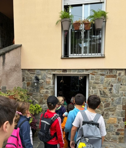 L’escola Pau Casals treballa els pictogrames dels negocis del nucli.