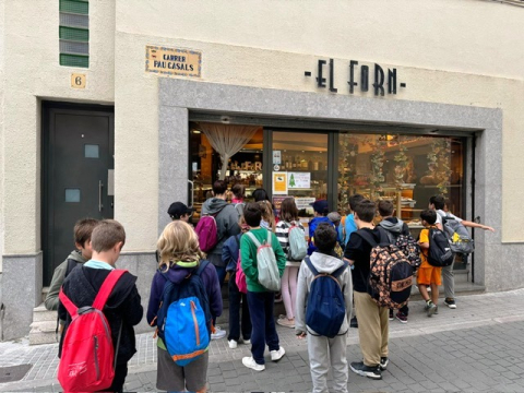 L’escola Pau Casals treballa els pictogrames dels negocis del nucli.