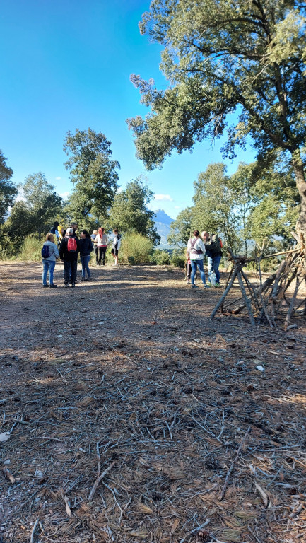 Famílies de l’AFA d’El Cuc busquen els tresors de la tardor.