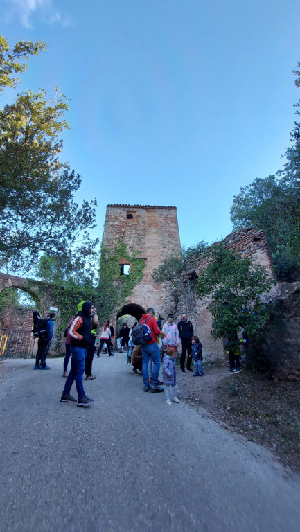 Famílies de l’AFA d’El Cuc busquen els tresors de la tardor.