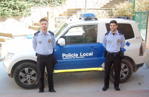 Dos policies locals de Vacarisses amb el nou uniforme.