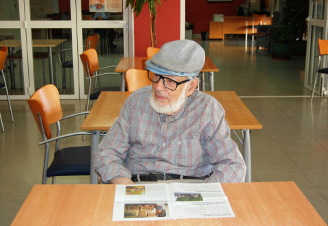 Joan Soler, llegint El Terme al Casal de la Gent Gran.