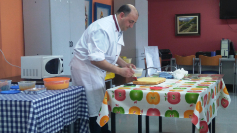 El pastisser de La Moreneta, impartint el taller.