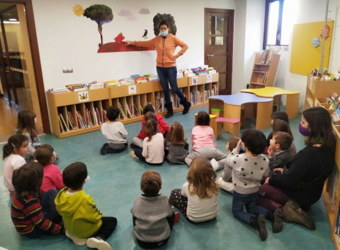 La biblioteca municipal, als centres educatius