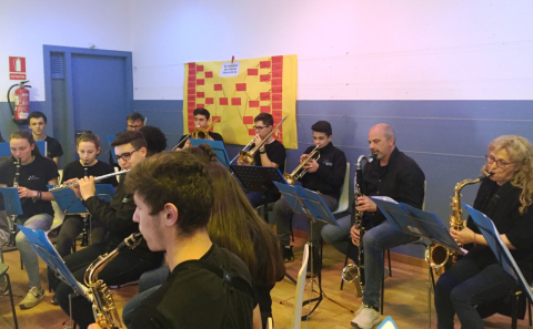 La banda de l'EMMV, a l'escola Font de l'Orpina.