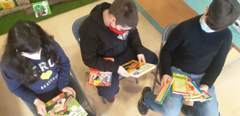 L’alumnat de 6è de l’escola Font de l’Orpina va parlar sobre Picanyol durant la seva formació a la biblioteca vacarissana.