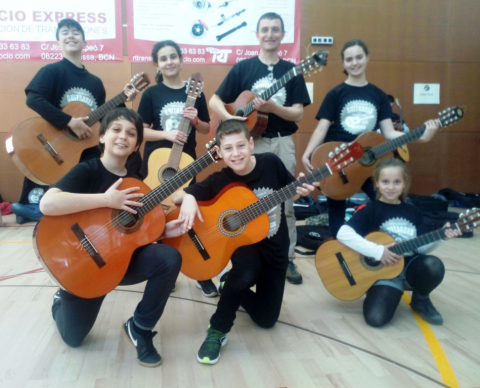 Alumnes de l'EMMV, a la trobada de guitarres.