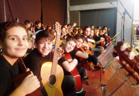 Alumnes de l'EMMV, a la trobada de guitarres.