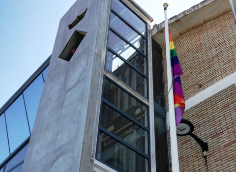 La bandera LGTBI, hissada a la façana de l'Ajuntament.