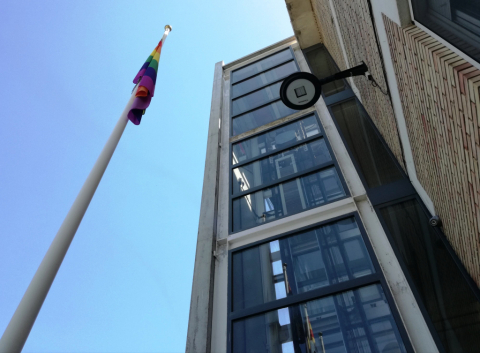 La bandera LGTBI, hissada a la façana de l'Ajuntament.