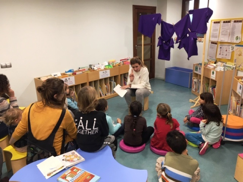 Activitat de la Biblioteca El Castell per commemorar el 25N.