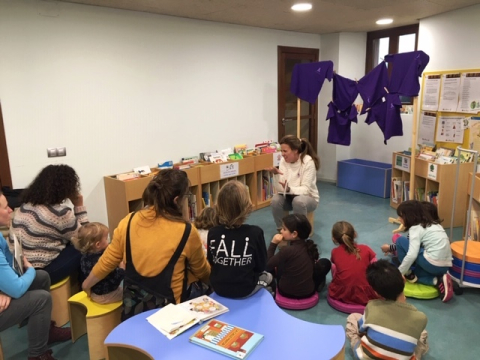 Activitat de la Biblioteca El Castell per commemorar el 25N.