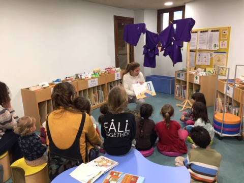 Activitat de la Biblioteca El Castell per commemorar el 25N.