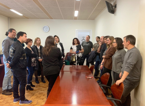 L'equip de govern amb professorat coordinador d'Erasmus+ a la Sala de Plens de l'Ajuntament.