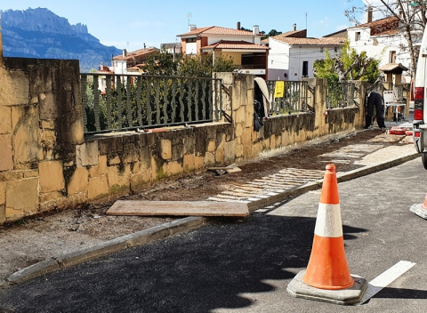 Tasques de reparació de voreres.