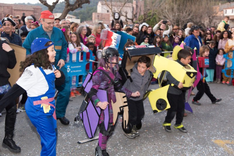 La comparsa Vacatransformers fent la coreografia.