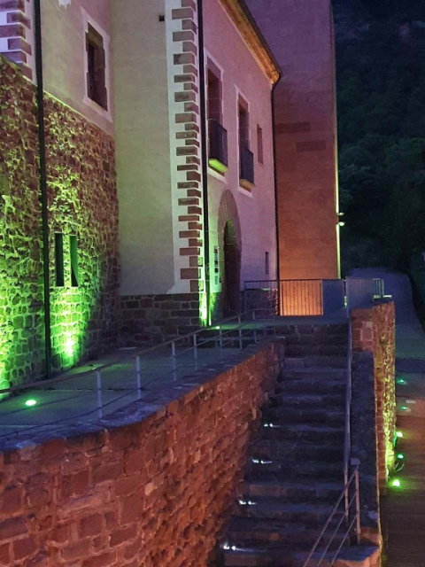 El Castell, il·luminat de verd.