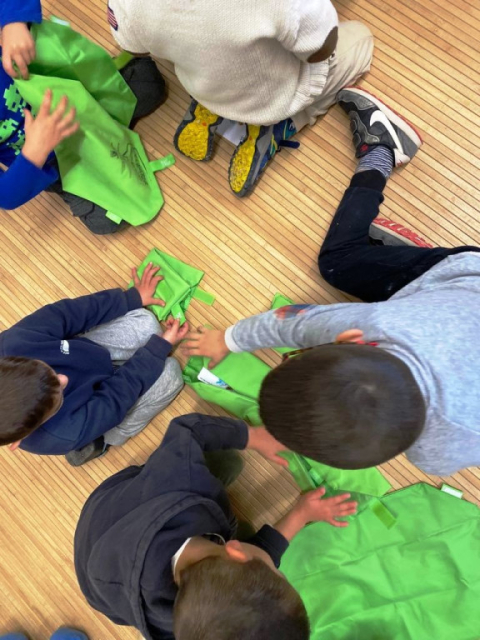 Es lliuren porta entrepans als centres educatius.