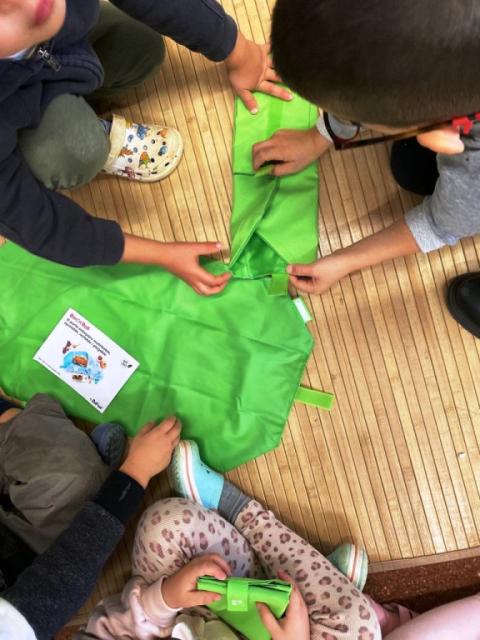 Es lliuren porta entrepans als centres educatius.