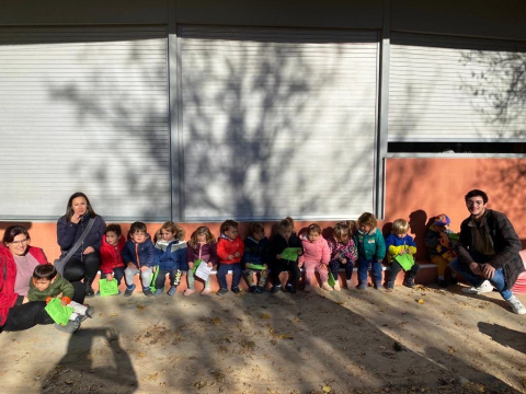Es lliuren porta entrepans als centres educatius.