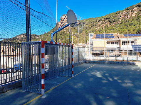 Una de les noves porteries a la pista poliesportiva del nucli.