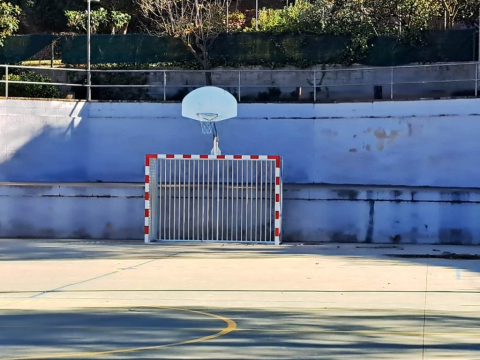 Una de les noves porteries a la pista poliesportiva del nucli.