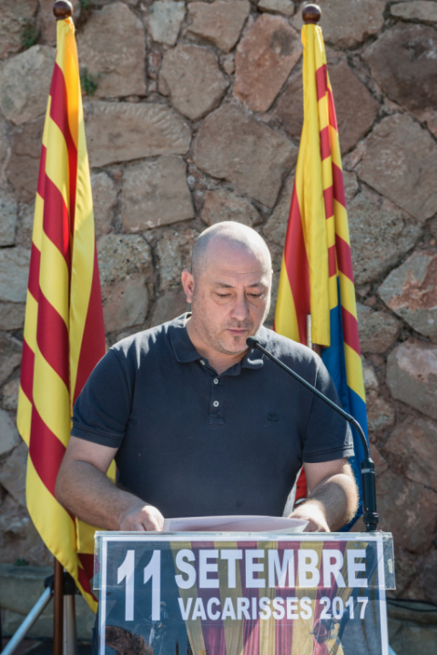 L'alcalde de Vacarisses, llegint el manifest de l'11 de setembre.