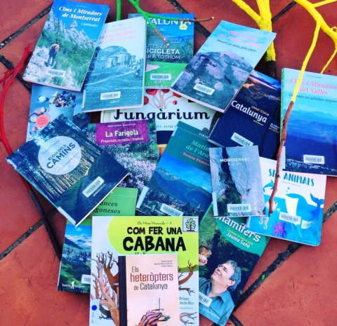 La biblioteca adquireix nous exemplars a la Fira del Llibre de Muntanya.