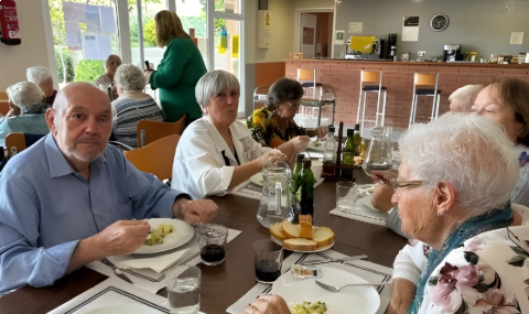 Càritas Parroquial de Vacarisses busca voluntariat per a “Dinar amb Companyia”. Font: Càritas Diocesana de Vic