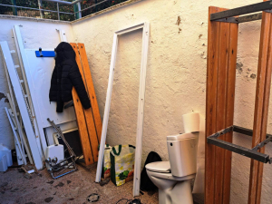 Inici de les obres de remodelació del vestidor d’homes de la piscina municipal.