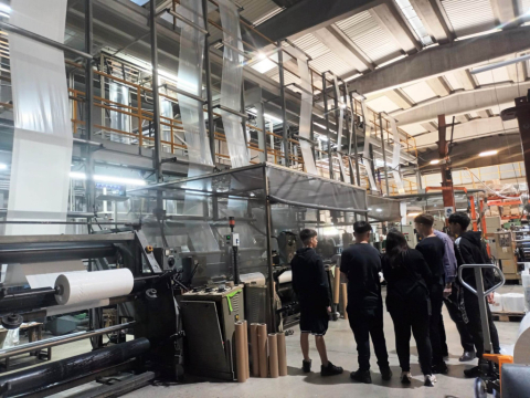 Els alumnes del Tastet d’Oficis visitant una empresa del polígon.