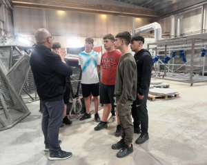 Els alumnes del Tastet d’Oficis visitant una empresa del polígon.