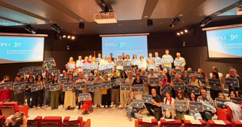 Fotografia de grup de la 2ª Trobada de Municipis Actius pel Català.