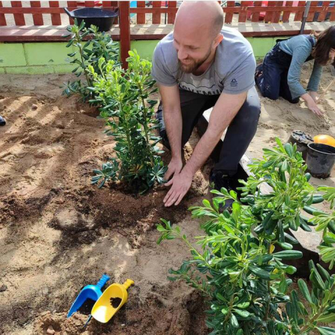 Jornada participativa a El Xic per renovar el pati de l’escola.