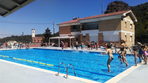 Mulla't per l’esclerosi múltiple, a la piscina municipal de Vacarisses.