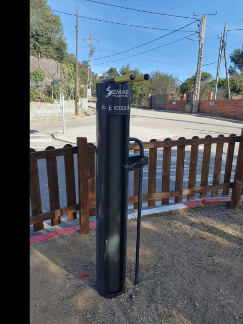 S’estrena una estació d'auto-reparació i manteniment de bicicletes.