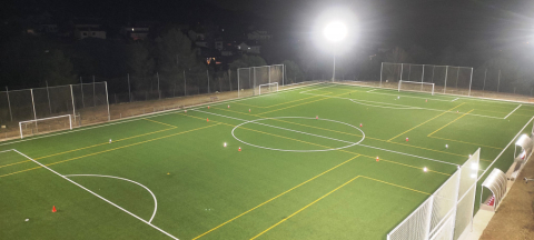 Es renova l’enllumenat del camp de futbol municipal.