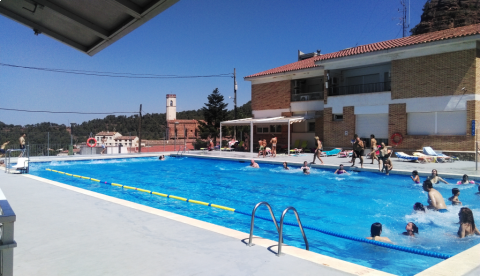 Mulla't per l’esclerosi múltiple, a la piscina municipal de Vacarisses.