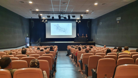 S’informa sobre el projecte de parcel·lació i urbanització de La Creu.