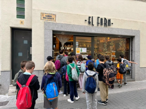 L’escola Pau Casals treballa els pictogrames dels negocis del nucli.