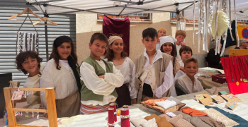 L'alumnat de 5è, a la seva parada de la Fira del segle XVIII.